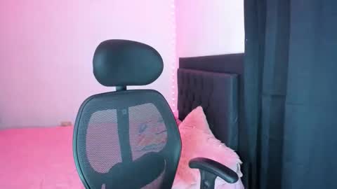 Snapshot of sarapiink chatting on 12-17-25, 05:57 Sara online show from 12-17-25, 05:57