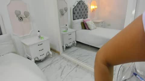 Snapshot of sarit_ chatting on 05-10-26, 11:48 sarit_ online show from 05-10-26, 11:48