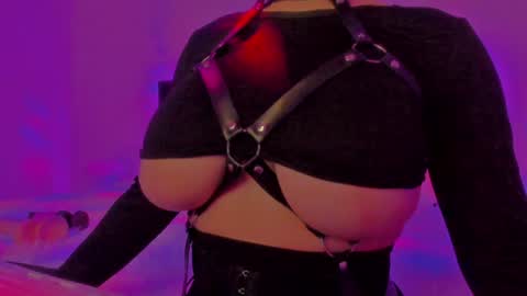 Snapshot of sashachase chatting on 02-09-25, 01:33 Sasha online show from 02-09-25, 01:33