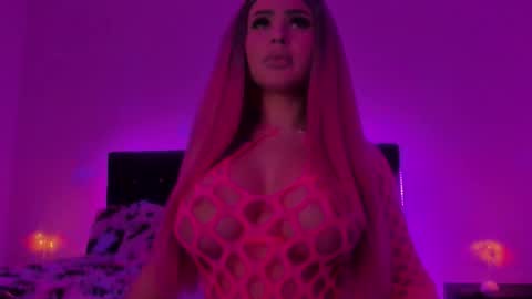 Snapshot of sashachase chatting on 09-22-25, 12:01 Sasha online show from 09-22-25, 12:01