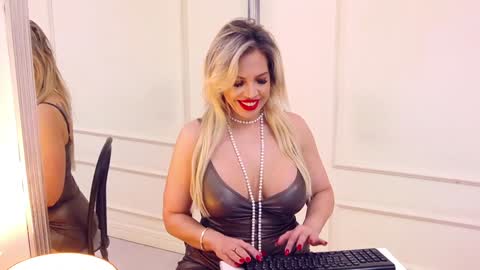 Snapshot of sashavaughn chatting on 12-28-24, 04:19 Sasha online show from 12-28-24, 04:19