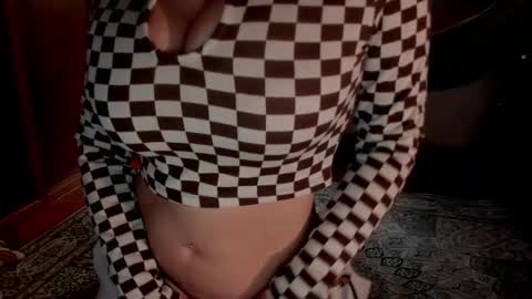 Snapshot of sassy_xyou chatting on 12-13-24, 07:10 Ms. Oh   online show from 12-13-24, 07:10