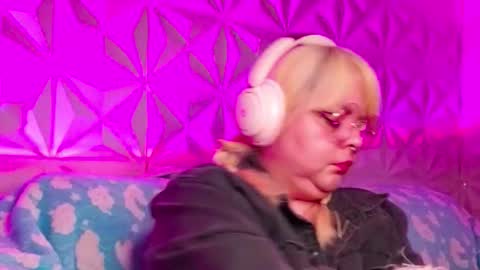 Gina George online show from 10-17-25, 01:31