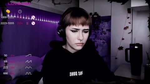 pronoun she. name Mary. age 21. online show from 02-07-25, 04:59