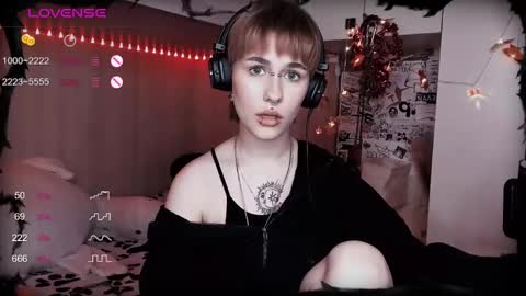 pronoun she. name Mary. age 21. online show from 02-16-25, 03:16