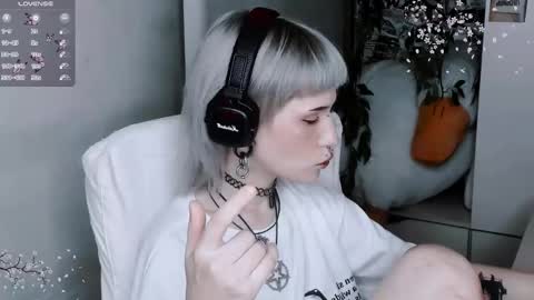 pronoun she. name Mary. age 21. online show from 11-04-25, 05:56