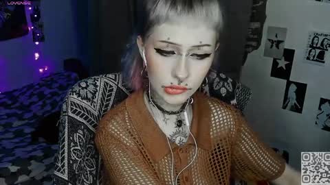 pronoun she. name Mary. age 21. online show from 04-05-26, 01:03