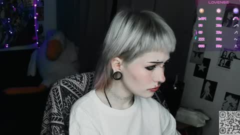 pronoun she. name Mary. age 21. online show from 04-10-26, 11:31