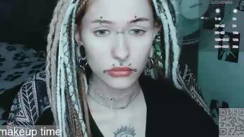 Snapshot of say_mary chatting on 06-11-26, 12:14 pronoun she. name Mary. age 21. online show from 06-11-26, 12:14