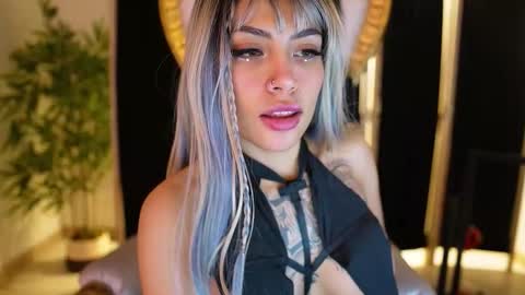 Snapshot of scarlett_collins01 chatting on 10-20-25, 01:06 Scarlett Collins online show from 10-20-25, 01:06