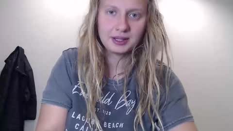 Snapshot of scartit chatting on 04-21-26, 02:15 ScarTit Bernhard online show from 04-21-26, 02:15