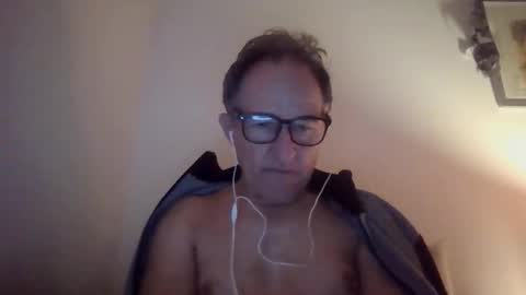 Snapshot of scotchwhieskie chatting on 04-19-26, 10:01 scotchwhieskie online show from 04-19-26, 10:01