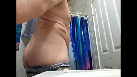 Snapshot of sdraftt45 chatting on 12-25-24, 01:10 Arin online show from 12-25-24, 01:10