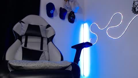 Snapshot of sebastian_025 chatting on 10-12-25, 04:00 Sebastian online show from 10-12-25, 04:00