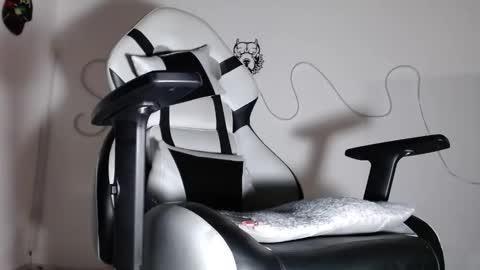 Snapshot of sebastian_025 chatting on 10-19-25, 01:50 Sebastian online show from 10-19-25, 01:50