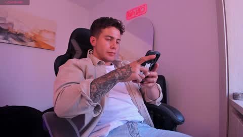 Snapshot of sebastianortizm chatting on 01-12-25, 10:22 Lucian Sinclair online show from 01-12-25, 10:22