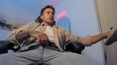 Snapshot of sebastianortizm chatting on 01-13-25, 01:23 Lucian Sinclair online show from 01-13-25, 01:23