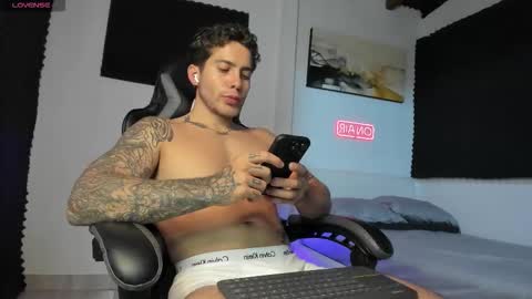 Snapshot of sebastianortizm chatting on 11-02-25, 10:34 Lucian Sinclair online show from 11-02-25, 10:34