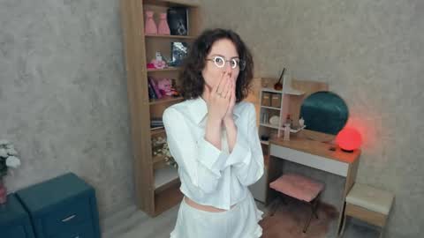Mia online show from 05-31-26, 05:59