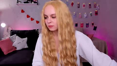 Snapshot of secretblush chatting on 03-03-26, 08:53 Vivien online show from 03-03-26, 08:53