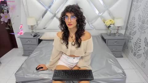 Snapshot of selenareyess chatting on 09-10-25, 07:14 Selena reyess online show from 09-10-25, 07:14