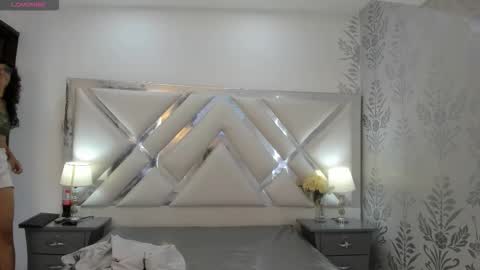 Snapshot of selenareyess chatting on 09-19-25, 07:47 Selena reyess online show from 09-19-25, 07:47