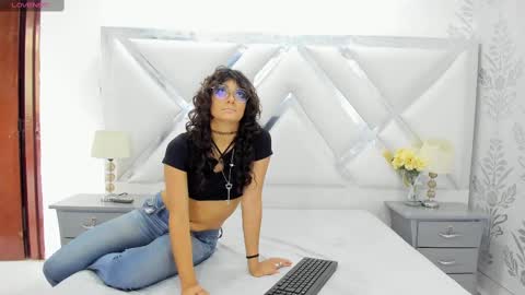 Snapshot of selenareyess chatting on 09-29-25, 08:24 Selena reyess online show from 09-29-25, 08:24