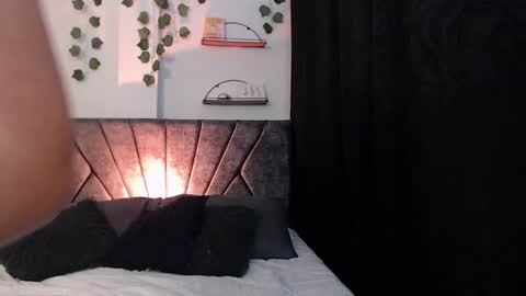 Camille and sophie online show from 02-18-25, 04:26