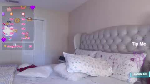 Snapshot of sensual_paradise_ chatting on 07-19-26, 06:33 V online show from 07-19-26, 06:33