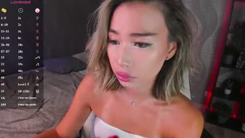 Snapshot of sensualily chatting on 06-12-26, 03:33 Kiki online show from 06-12-26, 03:33