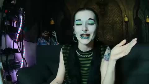 Snapshot of seraphinmunster chatting on 10-23-25, 04:39 Seraphin Munster online show from 10-23-25, 04:39