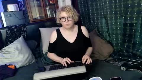 Snapshot of serendipitysonder chatting on 06-19-26, 12:15 Lady Acedia online show from 06-19-26, 12:15