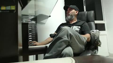 hetero serio discreto online show from 04-14-26, 11:55