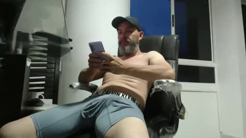 Snapshot of serioyhetero19 chatting on 05-11-26, 11:24 hetero serio discreto online show from 05-11-26, 11:24