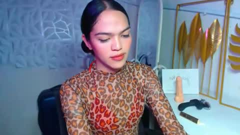 Snapshot of servicedoll18 chatting on 11-19-25, 07:03 Bella online show from 11-19-25, 07:03