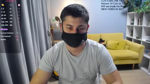 Snapshot of sexxxdickbig chatting on 05-04-26, 08:27 Tommy online show from 05-04-26, 08:27