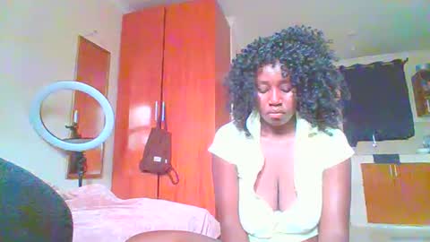 Snapshot of sexxy_thick_ebony chatting on 09-21-25, 06:59 Sweet doll online show from 09-21-25, 06:59