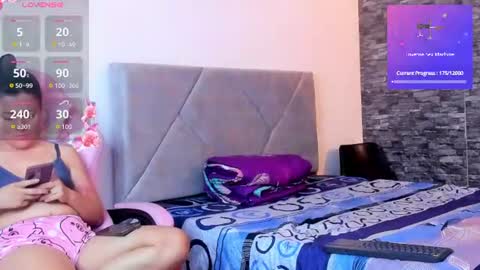 Snapshot of sexxyy_couple_ chatting on 06-24-26, 09:25 Sexxy-Couple online show from 06-24-26, 09:25