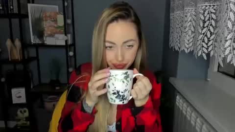 C o r a l i e online show from 12-24-24, 08:11