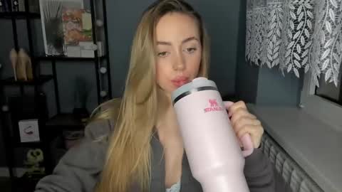 C o r a l i e online show from 01-05-25, 08:52