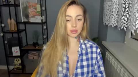 C o r a l i e online show from 01-15-25, 02:24