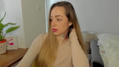 C o r a l i e online show from 01-17-25, 02:28