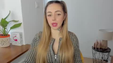 C o r a l i e online show from 01-24-25, 07:41