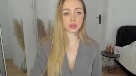 C o r a l i e online show from 02-04-25, 02:21