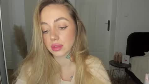 C o r a l i e online show from 02-06-25, 06:35