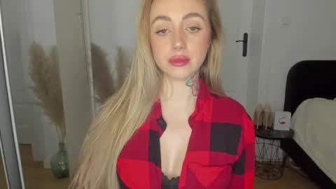 C o r a l i e online show from 02-28-25, 05:48