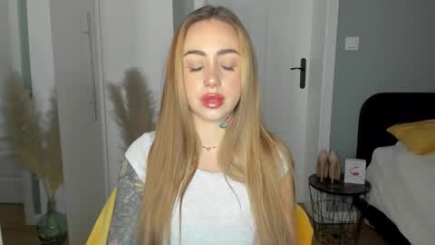 C o r a l i e online show from 04-02-26, 07:06