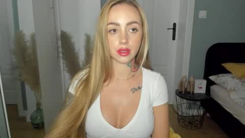 Snapshot of sexy_coralie chatting on 06-06-26, 05:28 C o r a l i e online show from 06-06-26, 05:28