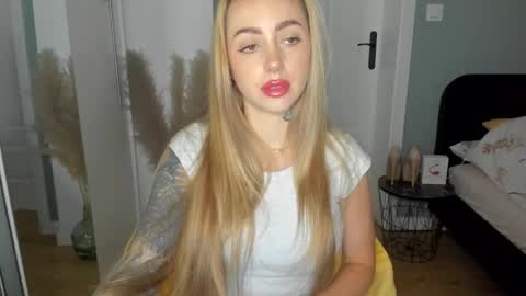 Snapshot of sexy_coralie chatting on 06-09-26, 06:36 C o r a l i e online show from 06-09-26, 06:36