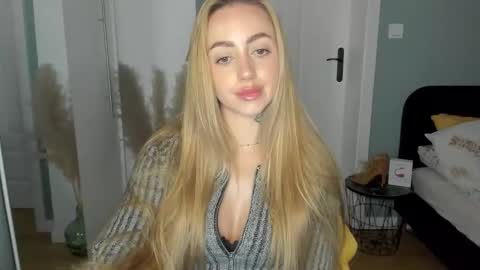Snapshot of sexy_coralie chatting on 06-10-26, 01:43 C o r a l i e online show from 06-10-26, 01:43